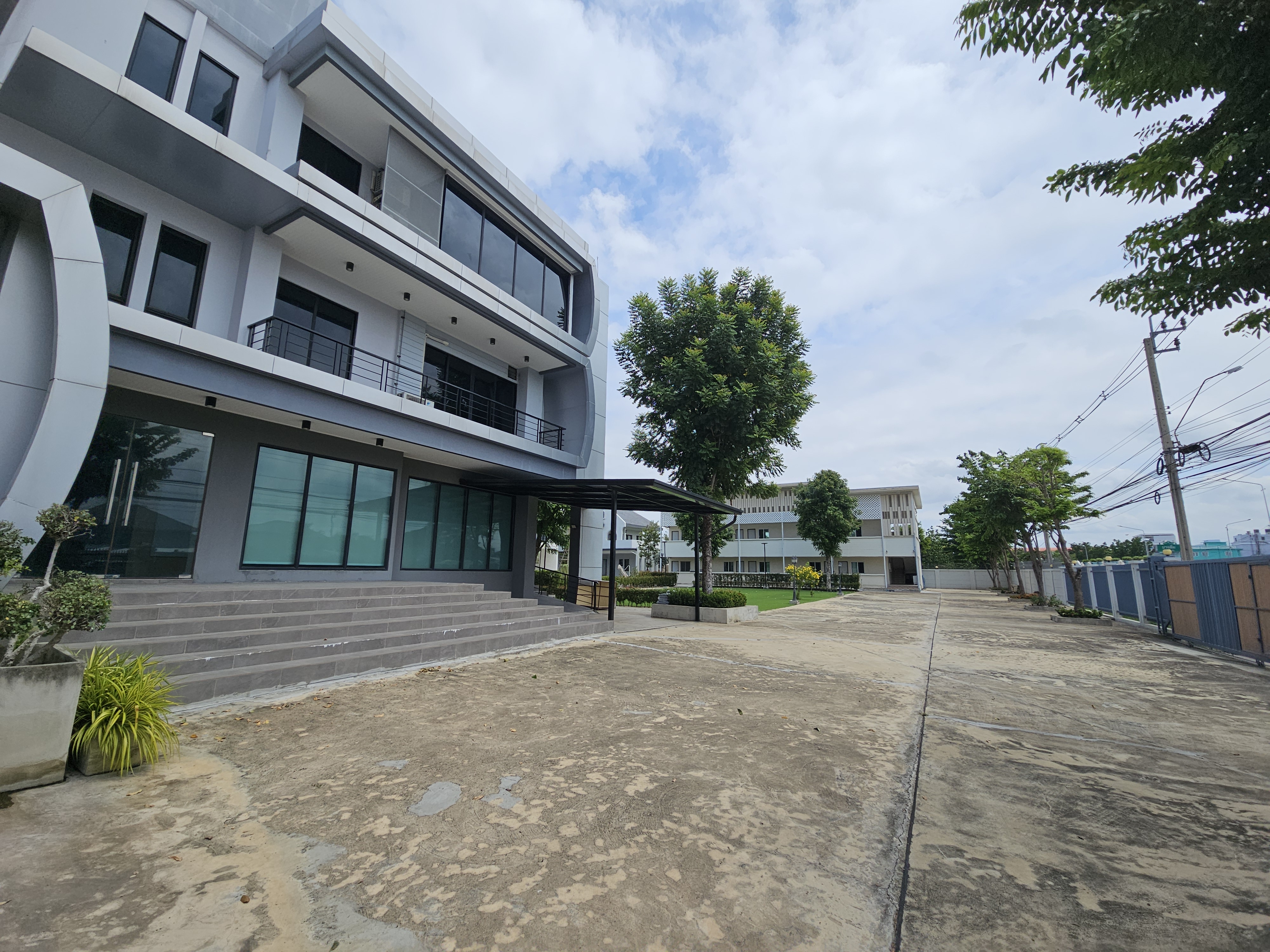 ให้เช่า! สำนักงาน 3 ชั้น + หอพักพนักงาน พุทธมณฑลสาย 1 (เนื้อที่ 2 ไร่)